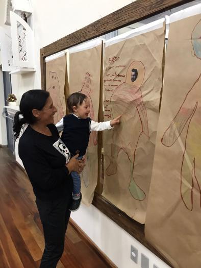 Enzo Gabriel e Luciane realizando atividade no grupo de 1 a 3 anos