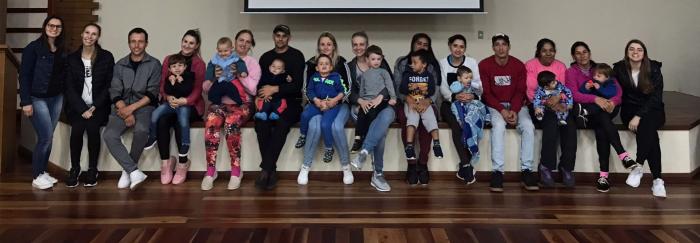 Grupo de crianças e cuidadores de 0 a 1 ano e 1 a 3 anos