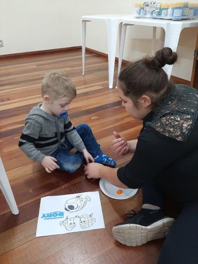 Arthur e Cristina realizando atividade no grupo de 4 a 5 anos