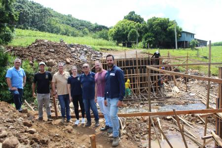 Linha Sangão está recebendo ponte metálica Linha Sangão está recebendo ponte metálica